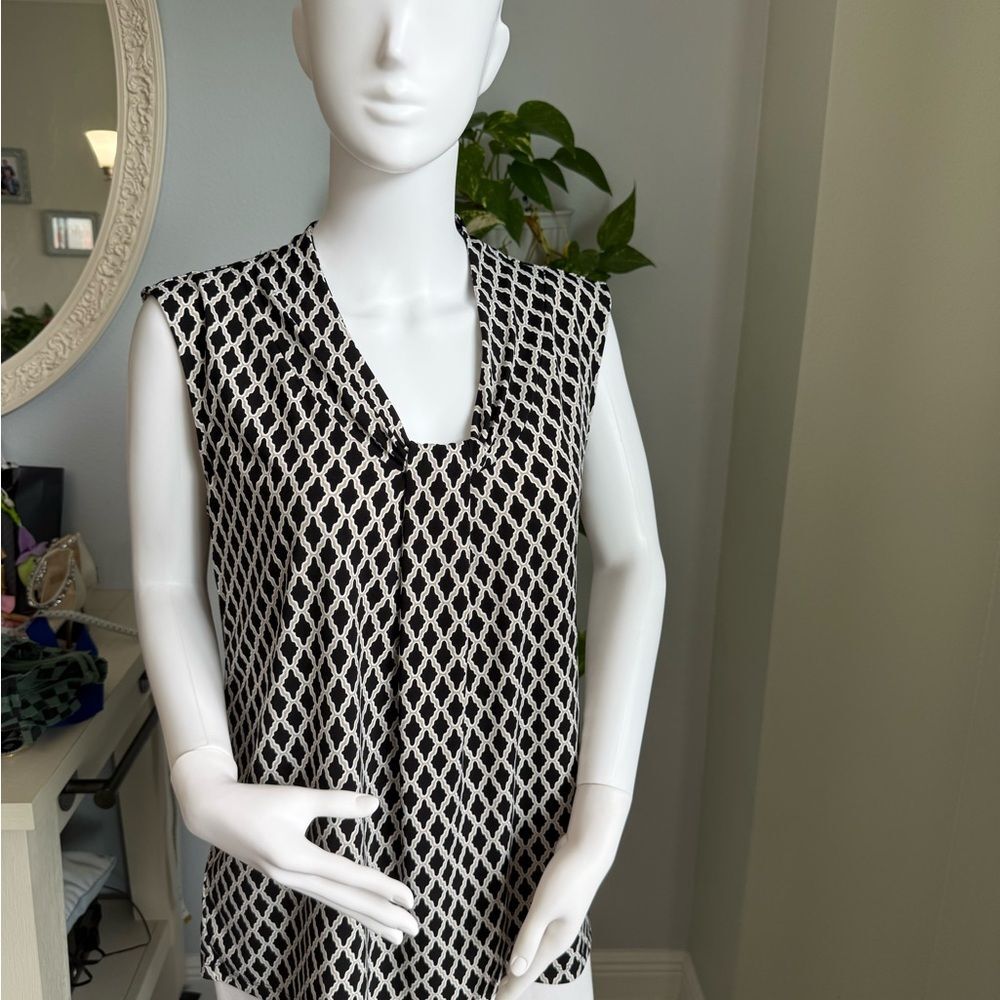Dana Buchman Black and White Sleeveless Graphic Blouse